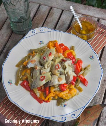 Ensalada de alcachofas y pimientos de colores asados, una ensalada colorida y deliciosa.