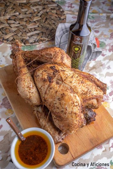 Pavo asado relleno con vegetales sencillo y delicioso al AOVE Oro del Desierto, perfecto para compartir.