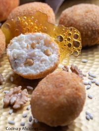 Croqueta de arroz con leche y nueces con cristales de caramelo
