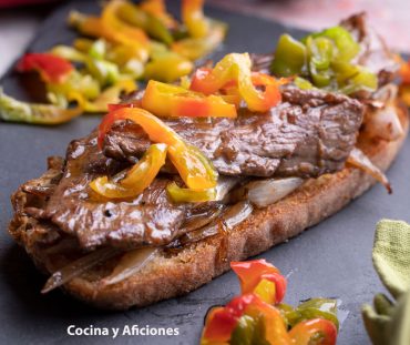 Tosta de bavette o tira de vacío con pimientos de colores, receta para compartir con los amigos