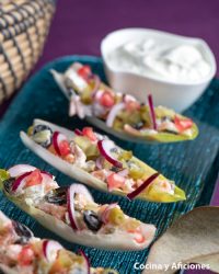 Ensalada de langostinos aliñada con labneh sobre hojas de endivias