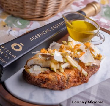 Torrija de salmorejo con carpaccio de champiñones con aceite de acebuche