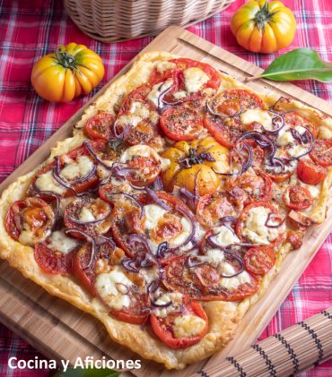 Tarta de tomates asados de distintas variedades con sus quesos, una delicia veraniega  