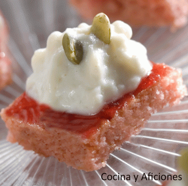 Bocaditos de sable de fresa con mousse de gorgonzola, un aperitivo delicioso y elegante.