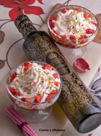 Copa de chantilly con fresas maceradas en aceite de oliva virgen extra ‘Blend Sublime de Cosecha Temprana’  