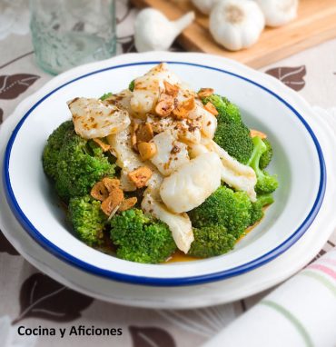Bacalao sobre brócoli regado con una ajada gallega sublime, un receton muy sano y riquísimo