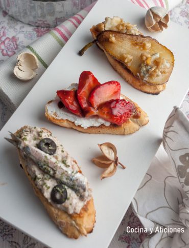 Costrini para el aperitivo, de pera y gorgonzola, de fresa y ricotta y de boquerones, el antipasti más delicioso.