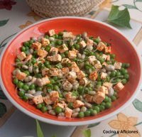 Ensalada de habas y guisantes con queso feta marinado, las verduras de primavera en tu plato.