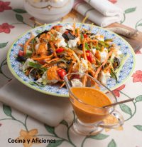Ensalada de espaguetis de verduras, mozarella y su aliño de tomate.