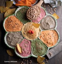 Una flor de hummus de colores, el hummus tradicional, con tapenade, pimientos al chilindrón, espinacas y remolacha