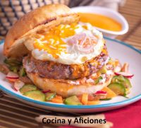 Hamburguesa de cordero super cañera con harissa y encurtidos, la más atrevida