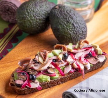 Tosta de burrata con ensalada de aguacate, carpaccio de champiñones y arándanos   