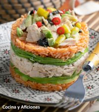 Pastel de arroz blanco con atún y aguacate en timbal, una ensalada deliciosa y sana.