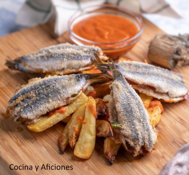 Boquerones rellenos con jamón ibérico, sus papas fritas y una salsa canalla