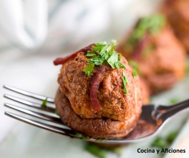 Champiñones rellenos con farsa de jamón ibérico y el toque mágico del mejor aceite de oliva virgen extra.