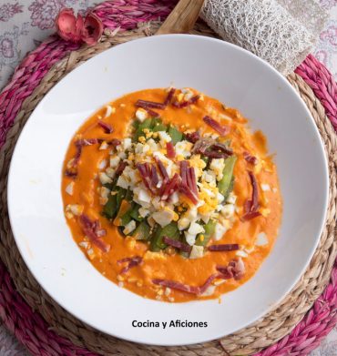 Ensalada de judías verdes sobre una rica crema de tomate, una receta veraniega brutal.
