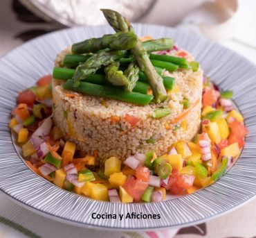 Ensalada en timbal de cuscús, una delicia fresca y sana.