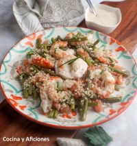 Ensalada de gambas, judías verdes y quinoa, un plato único delicioso.