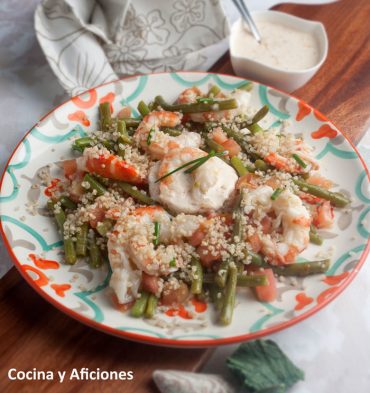 Ensalada de gambas, judías verdes y quinoa, un plato único delicioso.