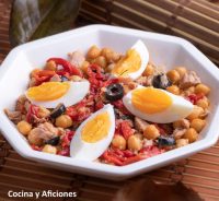 Ensalada tibia de garbanzos con pimiento piquillo, atún de lata y huevo duro, una ensalada de plato único descomunal.