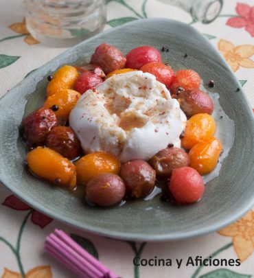 tomates cherry macerados con sus especias y una rica burrata, una ensalada muy especial