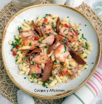 Ensalada de pasta con un rico pulpo y crujiente de chorizo, una sana delicia.
