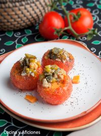 Tomates rellenos de gelatina de salmorejo, un plato sencillo pero sofisticado.