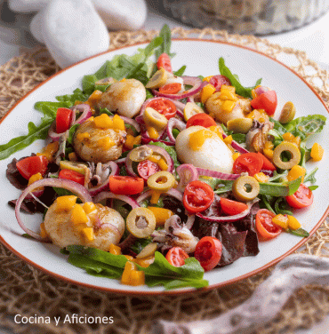 Ensalada de lechugas con sus sepietas asadas a la mattone, sorprendente y deliciosa