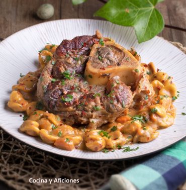 Guiso de osobuco con pasta corta cocinada en la salsa