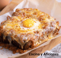 Tosta de huevo y cuatro quesos, una delicia irresistible.