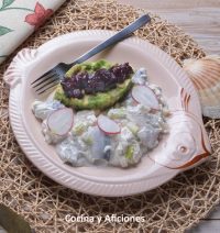 Una ensalada de arenques para acompañar un timbal de aguacate y remolacha