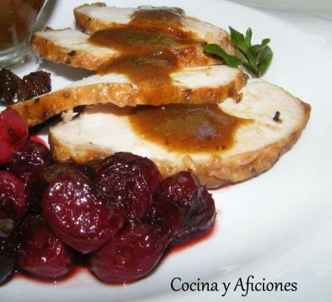 Lomo de cerdo asado con guarnicion de cerezas 11