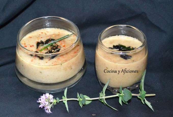 Tzatziki,  sopa fría de pepino y yogur con ajo negro