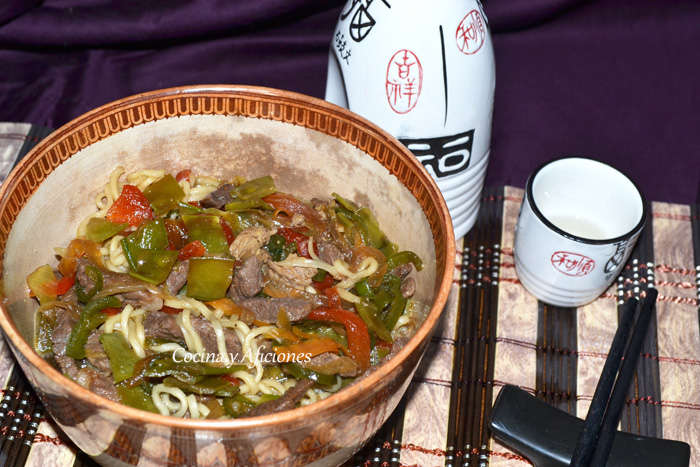 Fideos yakisoba con ternera y verduras, cocina japonesa