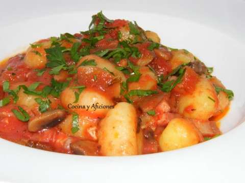 Ñoquis del 29 con tomate, champis y lardones de panceta 3