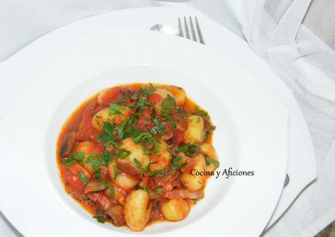 Ñoquis del 29 con tomate, champis y lardones de panceta 5