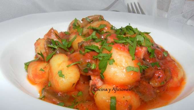 Ñoquis del 29  ok con tomate, champis y lardones de panceta