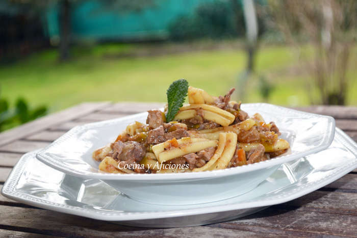 Pasta  “caserecce” con ragú de carne reciclada, receta italiana paso a paso.