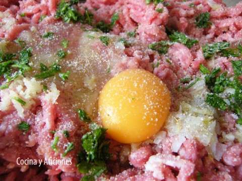 preparando la carne de las albondigas